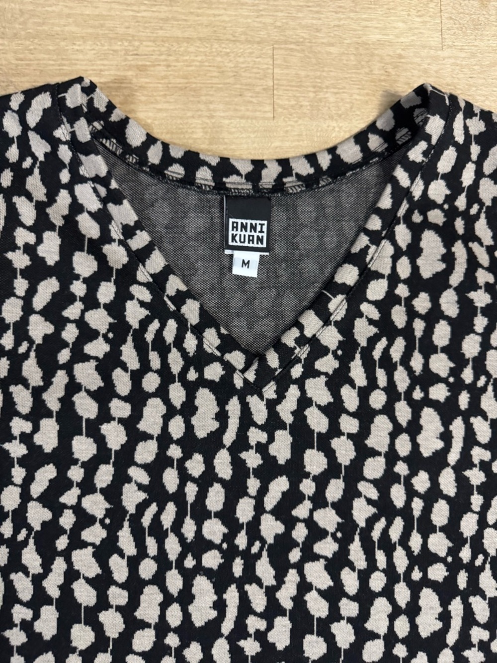 ANNI KUAN Black & Cream V-Neck Printed Long Sleeve thick Tee/sweatshirt - Picture 3 of 8